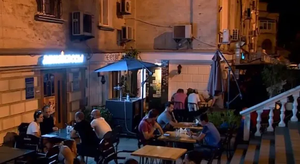 Незаконное летнее кафе в центре Севастополя не спешат сносить