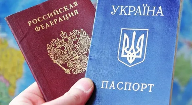 Киев грозится отобрать у жителей Донбасса и Крыма украинские паспорта