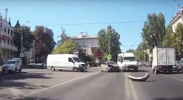 В центре Севастополя легковушка столкнулась с маршруткой