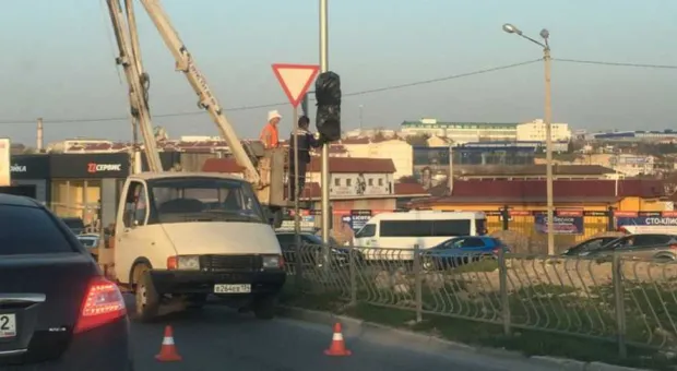 На проблемном перекрёстке в Севастополе установили недосветофор