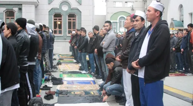 Тысячи верующих мусульман Крыма участвовали в праздничной молитве