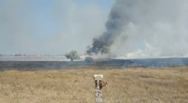 В Севастополе сняли на видео горящее поле аэродрома в Каче 