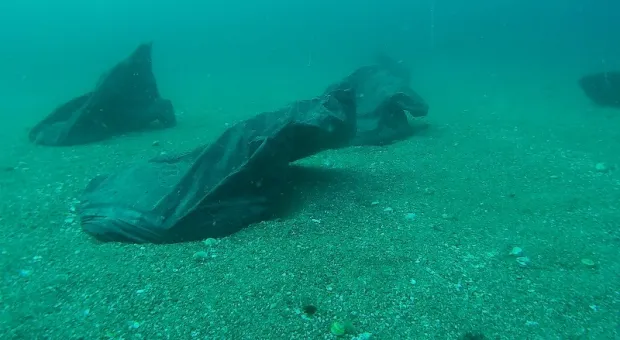 Севастополец обнаружил в море у Балаклавы мешки с мусором
