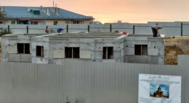 Как «деревянный» храм в Севастополе превращается в бетонное здание