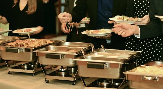 В пансионате «Изумруд» под Севастополем кормили за подложным «шведским столом»