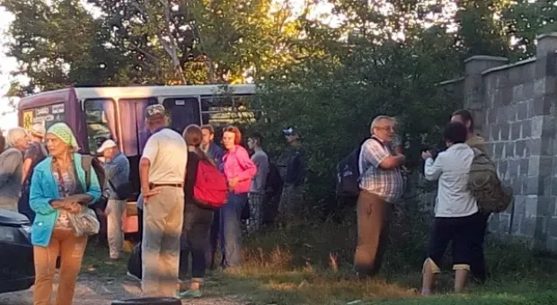Автобус с пассажирами в Севастополе потерял управление и врезался в забор