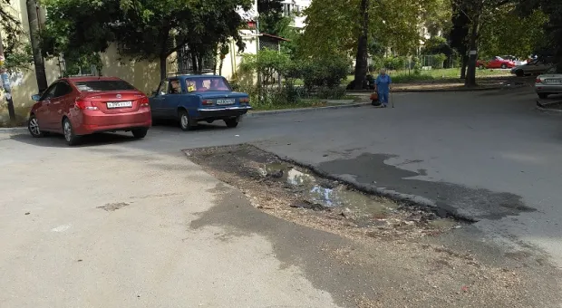 8-метровая дыра в одном из дворов Севастополя отметила свою годовщину