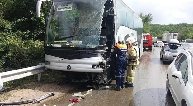 Под Судаком автобус с пассажирами врезался в грузовик