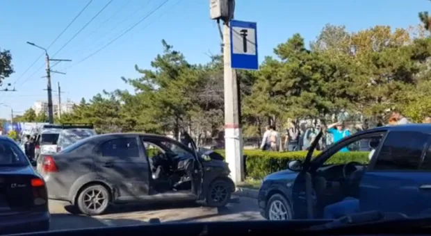 В Севастополе водитель иномарки врезался в дерево и попал в больницу