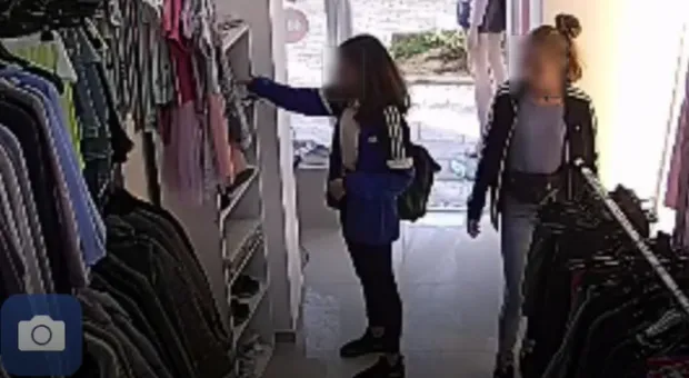 Две девушки попали в камеры видеонаблюдения во время кражи в Севастополе