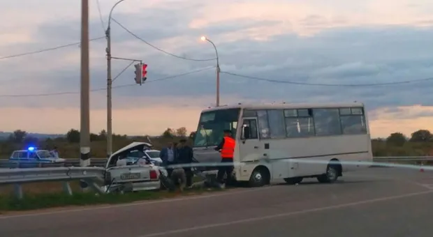 Проклятое место: автобус протаранил легковушку на трассе под Севастополем