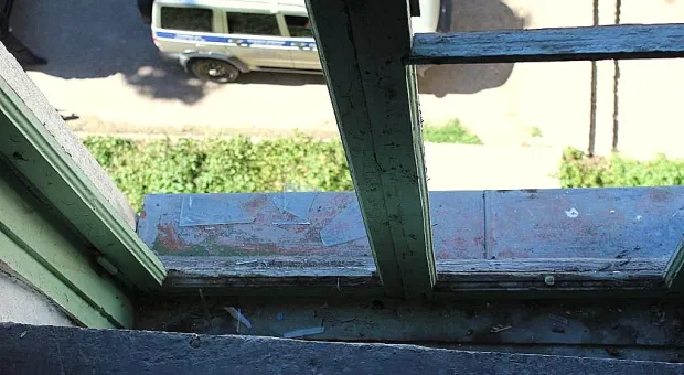 В Севастополе ребенок выпал из разбитого окна на лестничной клетке
