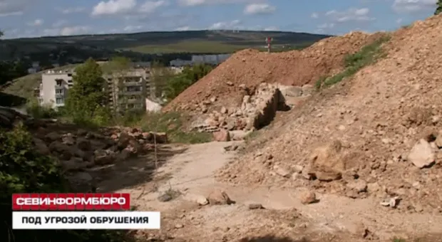 Десяток домов в одном из районов Севастополя может обрушиться из-за чужих коттеджей