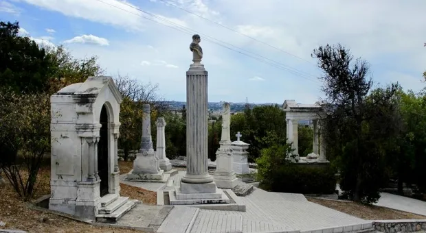 Компания, желавшая строить амфитеатр на Братском кладбище, стала банкротом