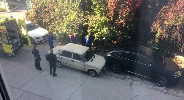 В Севастополе водитель ВАЗа въехал в Lexus и попал в больницу
