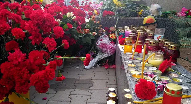 Севастопольцы продолжают нести цветы к обелиску «Керчь» на Аллее городов-героев
