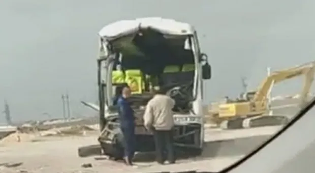Автобус влетел в грузовик на трассе в Крыму