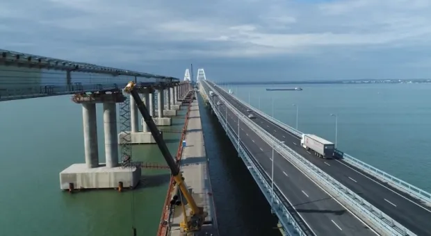 Строители достали из моря слетевший пролёт Крымского моста