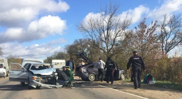 Две легковушки жёстко столкнулись на трассе в Крыму