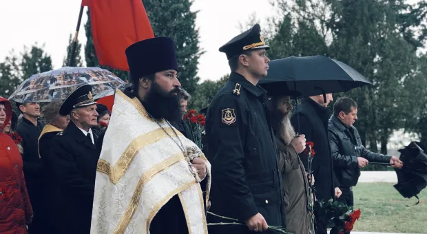 Освободителей Севастополя проводили оружейным салютом и сильным ливнем