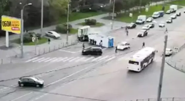 Огонь и смерть: грузовик протаранил микроавтобус в Петербурге