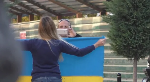 Провокация или эксперимент: зачем блогер в Крыму вышла с флагом Украины