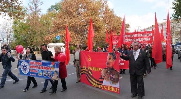 Севастопольцы вышли на демонстрацию в честь Октябрьской революции