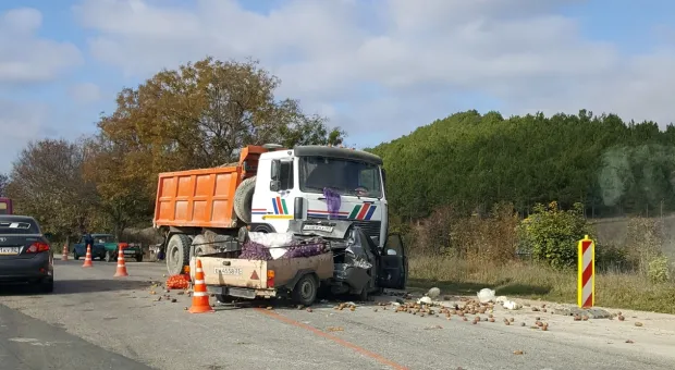 Под Севастополем грузовик раздавил машину с картошкой