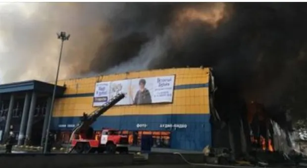 В Петербурге частично обрушилась кровля горящего гипермаркета