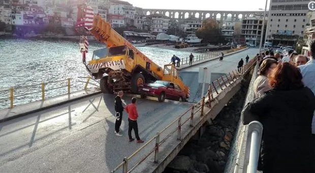 В Греции под автокраном рухнул мост