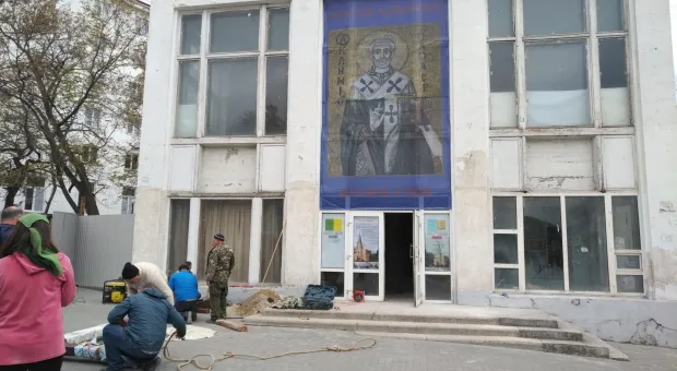 В стену бывшего кинотеатра «Дружба» в Севастополе вставили крест
