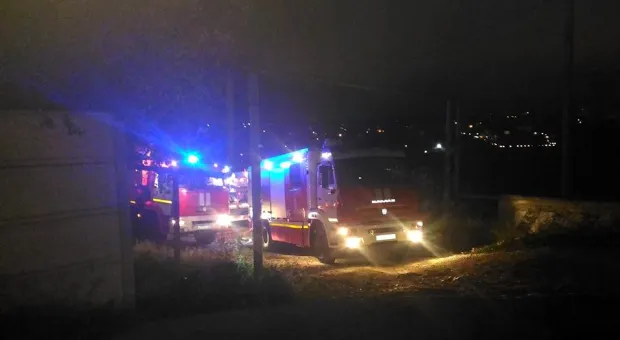 Шесть машин МЧС тушили ночной пожар в Севастополе