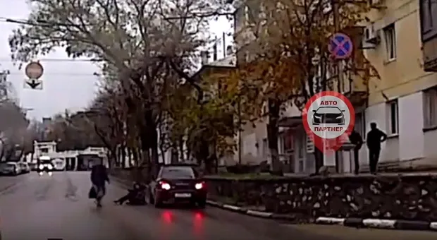 В Севастополе женщина бросилась под машину