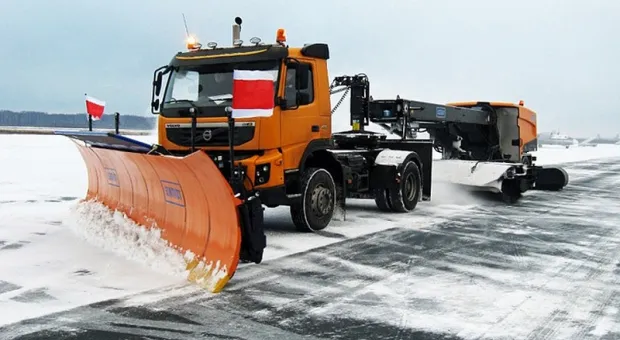 На подходах к Крымскому мосту дежурит снегоуборочная техника