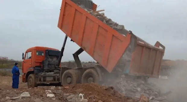 Средь бела дня в Севастополе появилась мусорная свалка