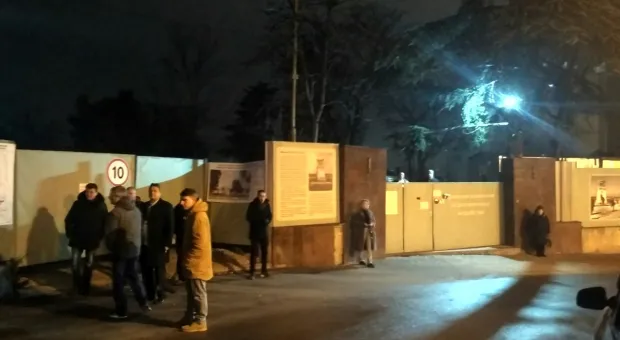 Матросский бульвар в Севастополе окружили неизвестные лица в чёрном