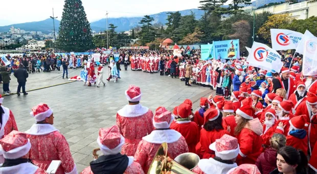 Сотни Дедов Морозов и Снегурочек прошлись парадом по Ялте