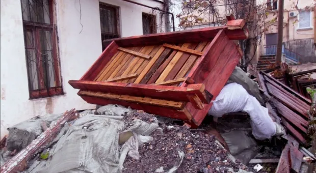 Севастополь бомбардируют при ремонте крыш 