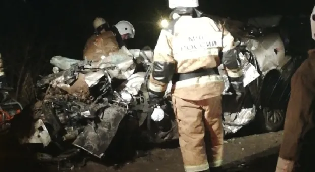 На трассе в Крыму грузовик опрокинулся и раздавил легковушку