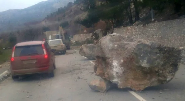Под Севастополем произошел камнепад на трассе 
