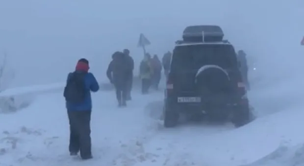 На крымской горе, куда поехали сотни человек, сошли лавины