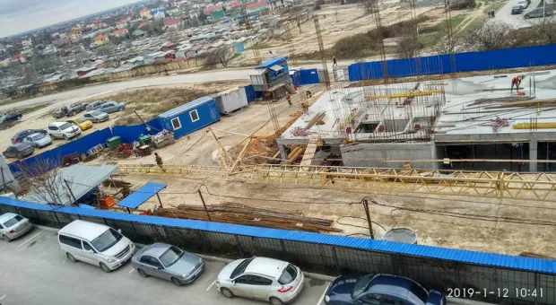Новости Севастополя - Бабушка прорвалась через охрану, бросилась бежать к храму, – прихожанка об инциденте в Херсонесе
