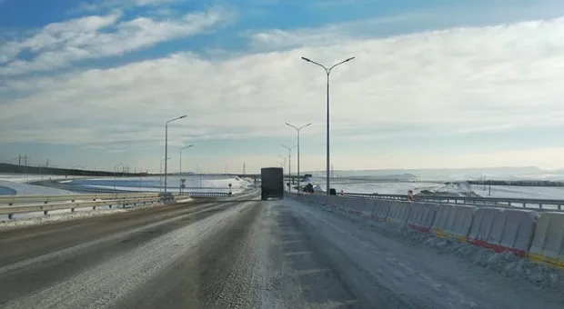 Снова в снег: трасса «Таврида» встретила водителей льдом