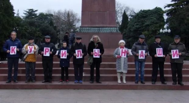 В Крыму провели акцию в поддержку российских Курил