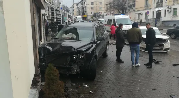 В Севастополе автомобиль протаранил двери магазина