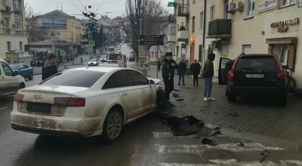 Стало известно, как автомобиль протаранил магазин в Севастополе