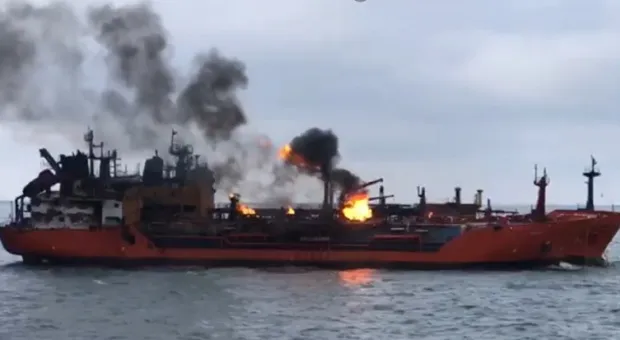 Появилось видео пожара на судах в Керченском проливе