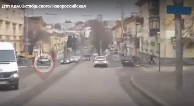 Вылетел на тротуар и сбил человека: страшное ДТП в Севастополе попало на видео 
