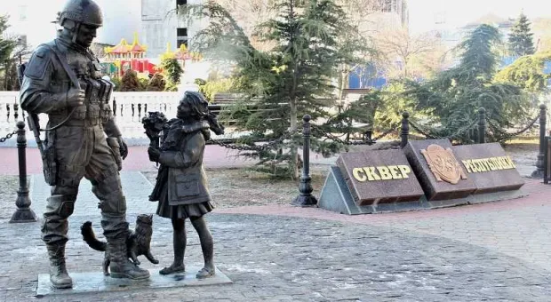 Памятник Вежливым людям в Крыму осквернил гражданин Украины
