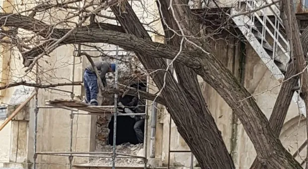 В центре Севастополя отбойным молотком разрушают католический костёл